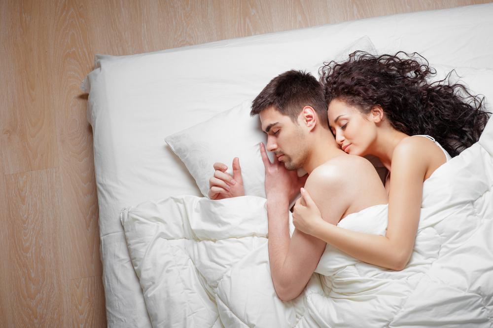 Жена с мужем в постели пробуют самые горячие позы камасутры