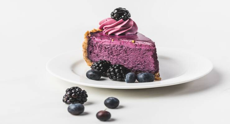 Фото к статье: 3 рецепта весенних тортов с фруктами и ягодами от шеф-поваров