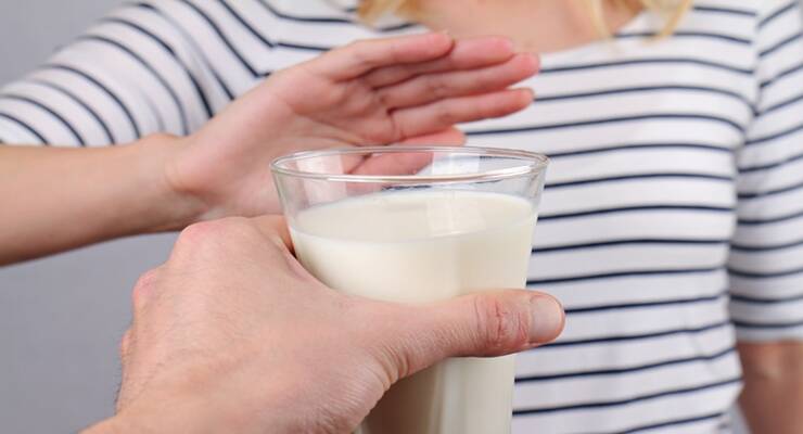 Фото к статье: 6 признаков того, что вам лучше не пить молоко