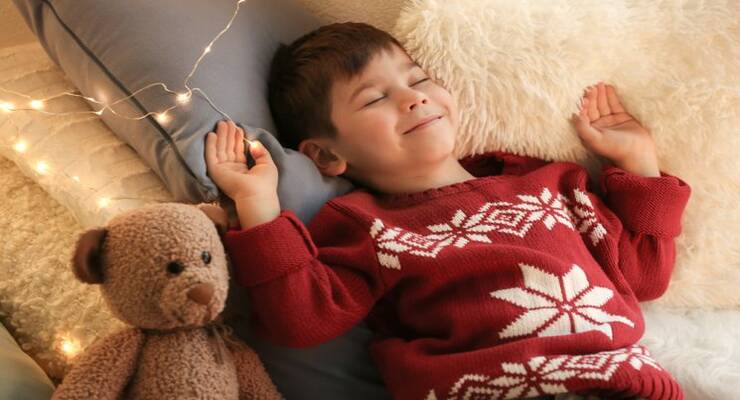 Фото к статье: Как наладить сон детей на новогодних праздниках
