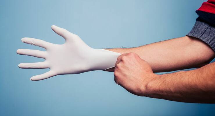 Фото к статье: Коронавирус: 5 ошибок, которые мы делаем, используя перчатки