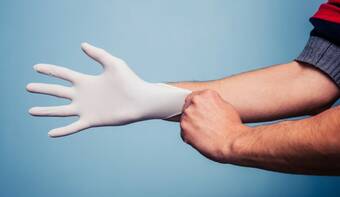 Коронавирус: 5 ошибок, которые мы делаем, используя перчатки