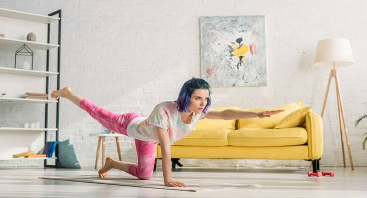 Фото к статье: 6 упражнений с диваном для идеальной фигуры