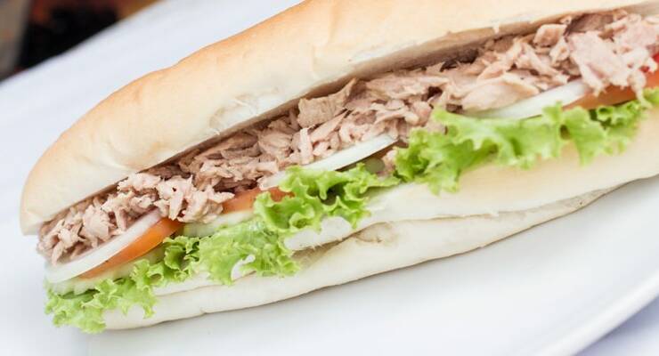 Фото к статье: Оригинальный сэндвич с тунцом