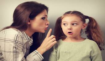 «Не перебивай меня!»: 4 способа научить ребенка не вмешиваться в разговор взрослых