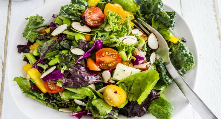 Фото к статье: 5 легких салатов для худеющих: рецепты диетологов