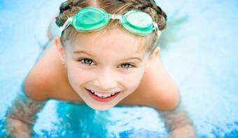 Как помочь ребенку научиться плавать