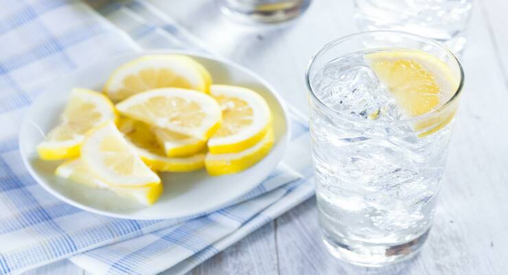 Фото к статье: Поможет ли похудеть вода с лимоном