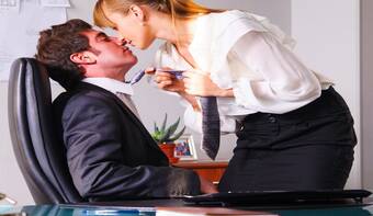 Супруги на работе: как выстраивать отношения, если вы коллеги?