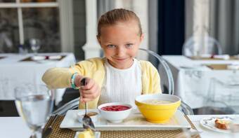 Три простых способа научить ребенка вести себя за столом