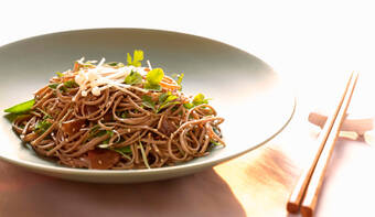 «Хорошая еда». Рецепты китайской кухни. Вок: гречневая лапша с овощами и салат