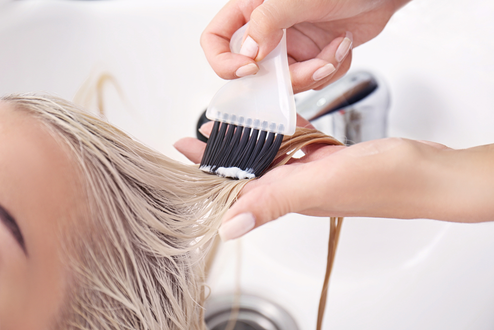 Как проходит процесс окрашивания волос