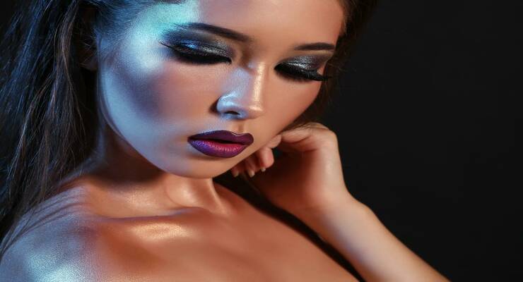 Фото к статье: В разном свете: как освещение влияет на макияж