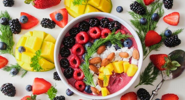 Фото к статье: Избавляемся от висцерального жира: 5 лучших завтраков с фруктами и ягодами, по мнению диетологов 