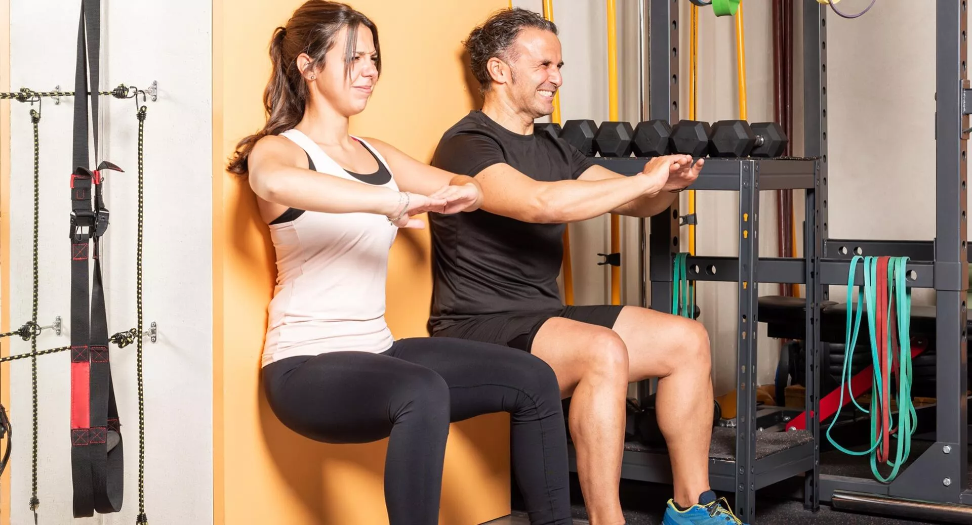 Фото к статье: Упражнение «стульчик у стены»: какие мышцы работают, польза, как правильно выполнять