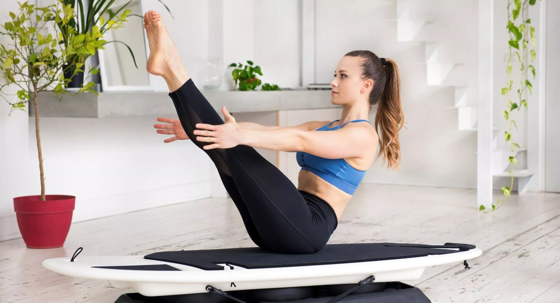 Фото к статье: Поза лодки (Парипурна Навасана): в чем польза и техника выполнения