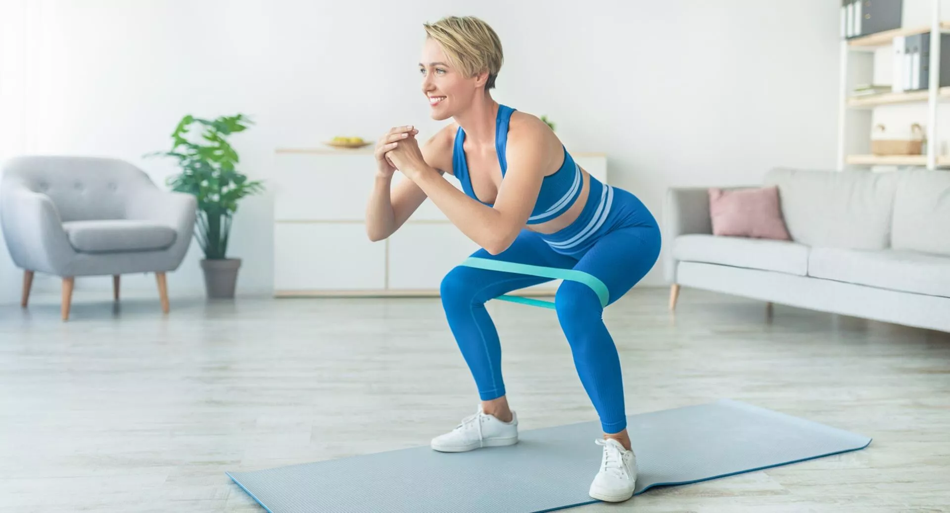 Фото к статье: 10 видов приседаний, которые помогут подтянуть живот, талию и ягодицы и разнообразят ваши тренировки 