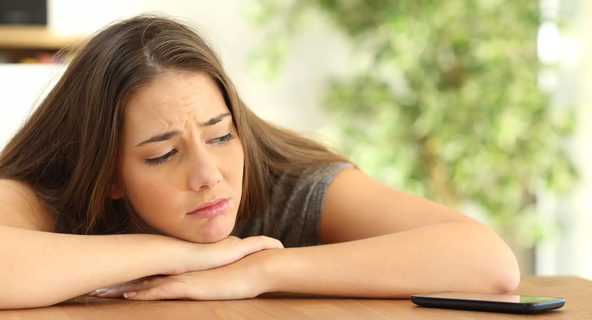 Фото к статье: Исчез без объяснений: что такое гостинг в отношениях и как на него реагировать