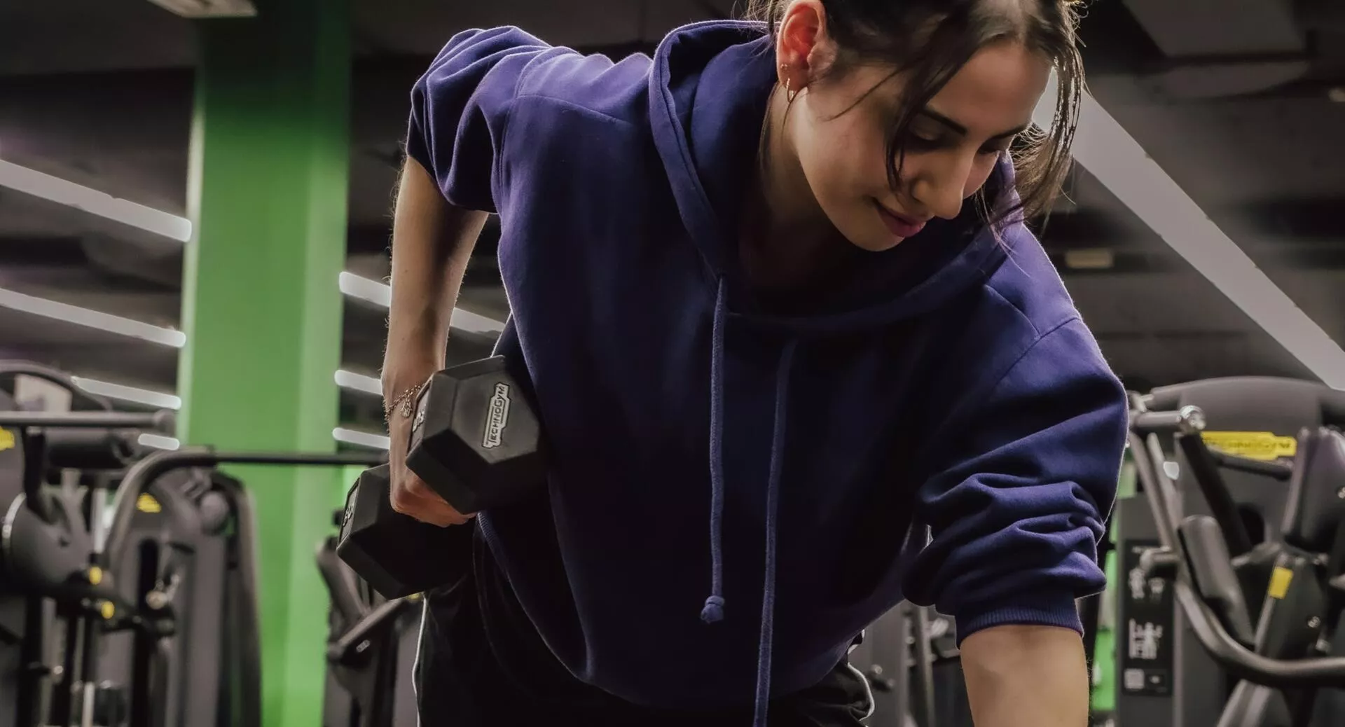 Фото к статье: Тяга гантели одной рукой в наклоне: варианты и техника выполнения