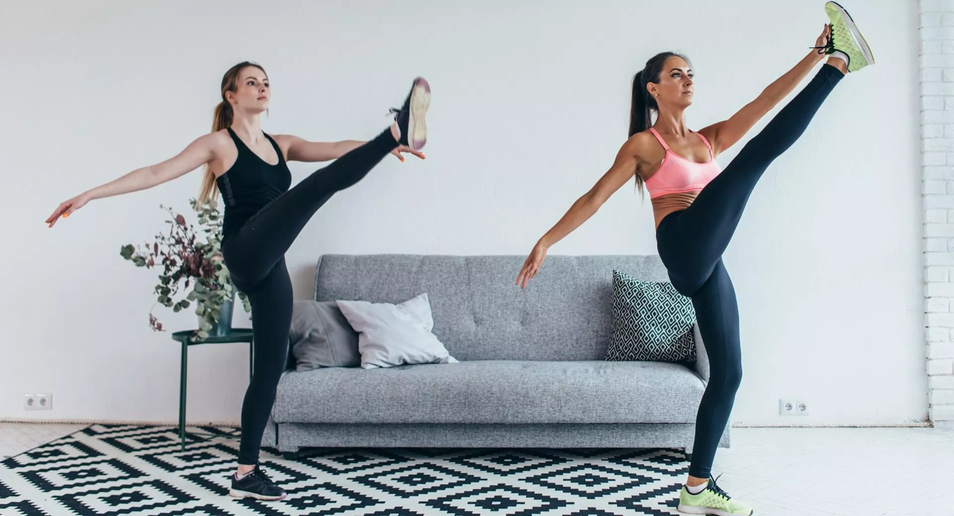 Фото к статье: Вертикальный пилатес: упражнения для сильной спины и красивой осанки (ФОТО)