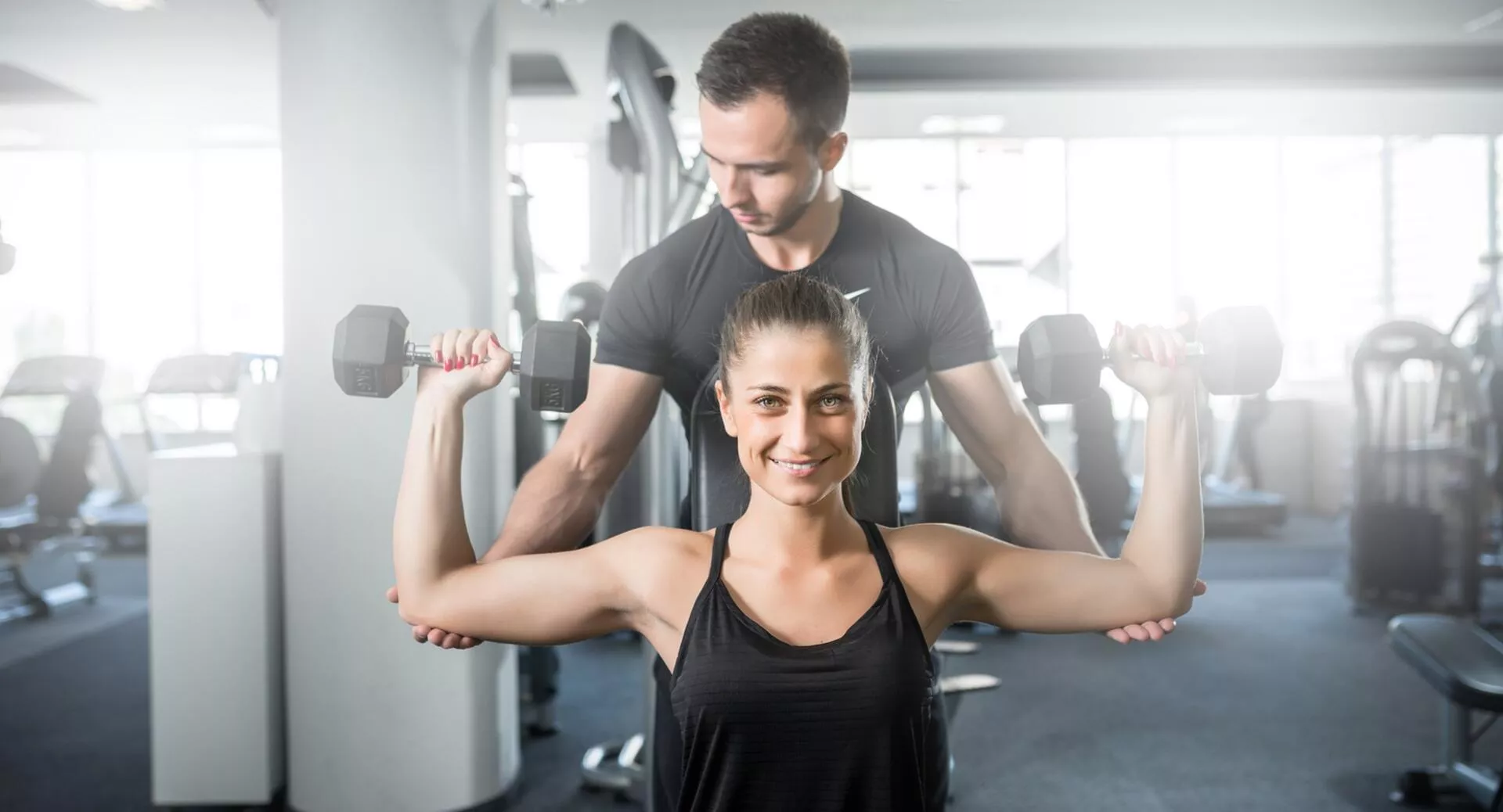 Фото к статье: Жим гантелей стоя: польза упражнения и техника выполнения