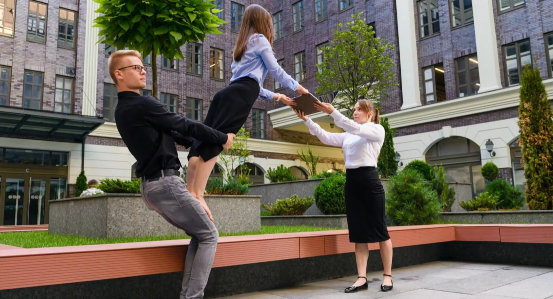 Фото к статье: Йога на троих: красивые позы, с которых можно начать практику