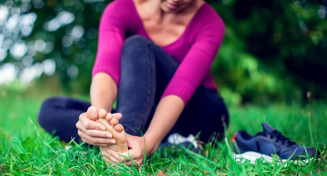 Почему болят ступни ног: причины и лечение