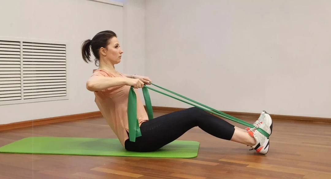 Упражнения с эластичной лентой: преимущества, советы + план тренировки (видео)