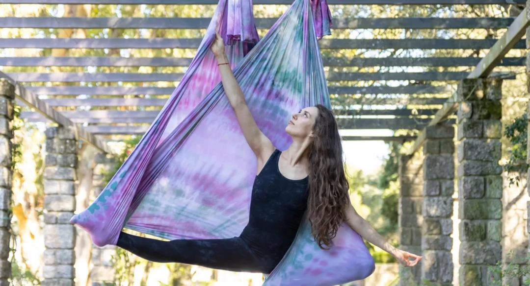 Аэройога: что это за практика и как проходят занятия