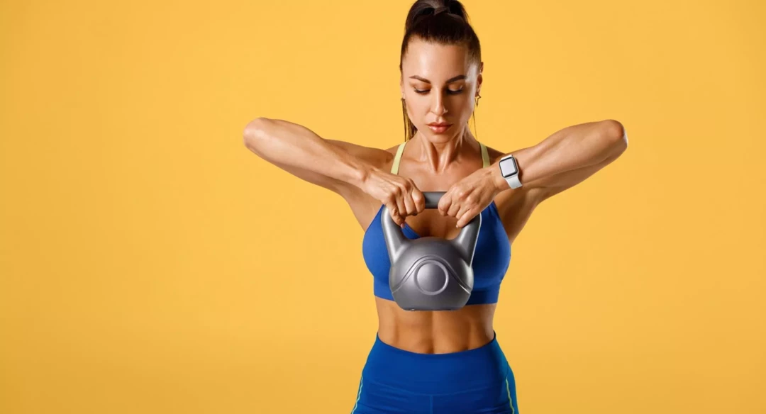 10 простых упражнений с гирей для полноценной тренировки (видео)