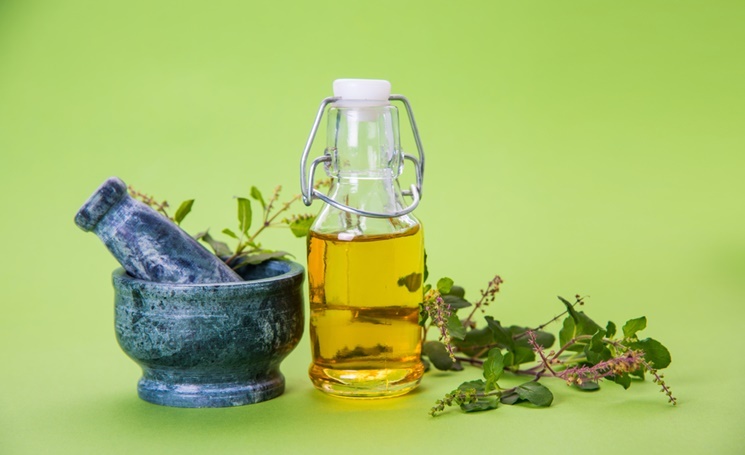 Масло базилика и ступка для специй