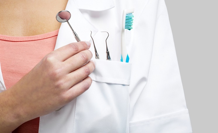 Стоматолог с набором для осмотра