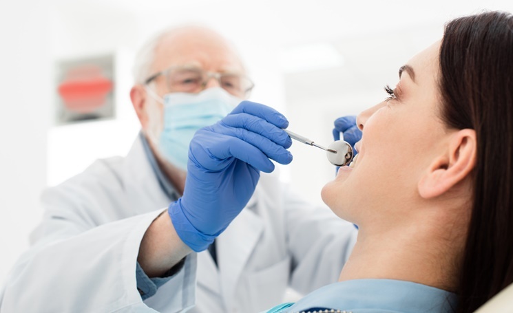 Женщина у стоматолога