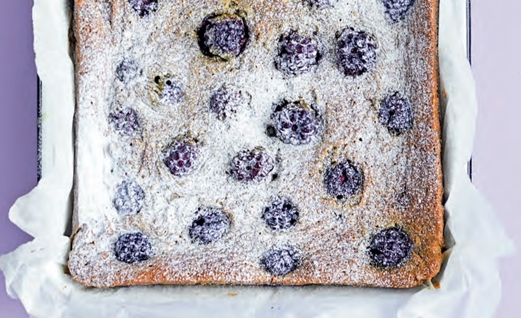 кекс с апельсином и ежевикой