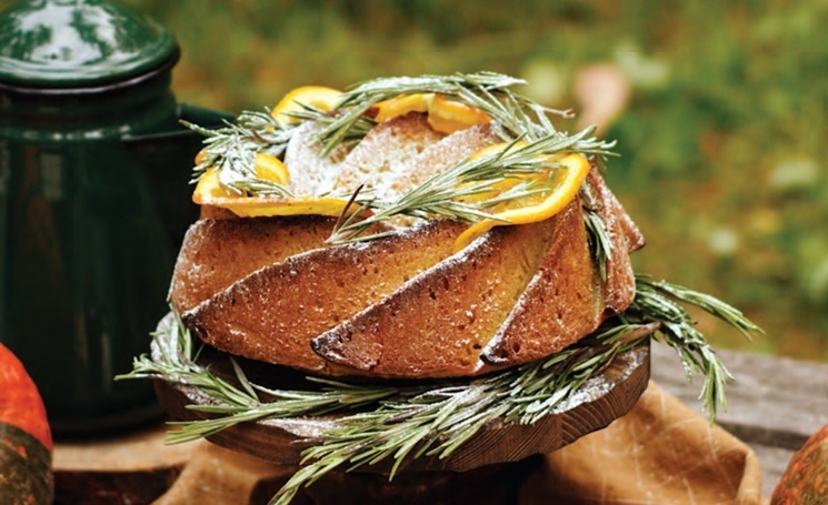 кекс с апельсином на тарелке